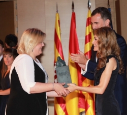 Doña Letizia hace entrega a Catalina Hoffmann Muñoz-Seca del Premio Príncipe de Girona 2013, en su categoría "Empresa"
